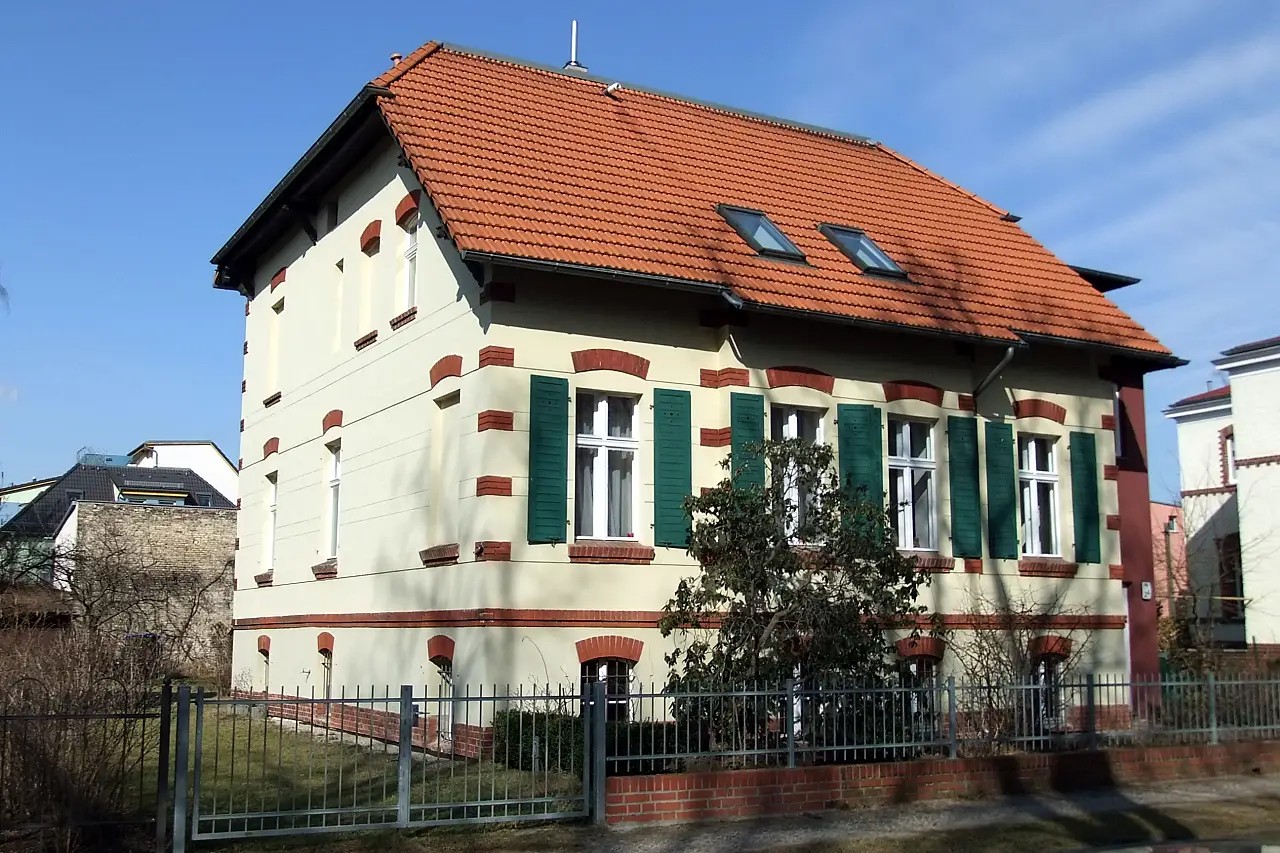 Wohnhaus mit Garten und Zaun, Symbolbild für Haus und Hausrat