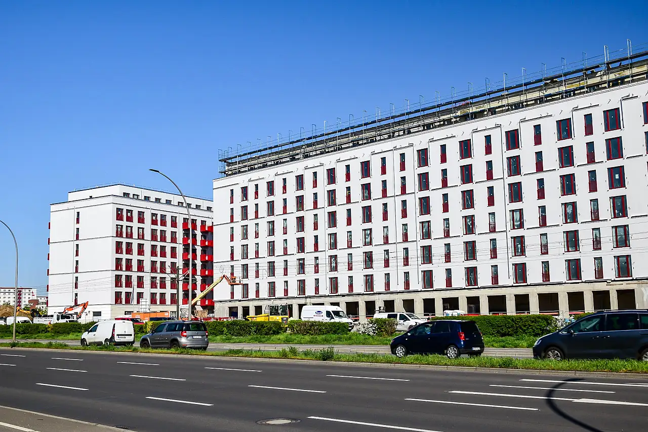 Langer Wohnblock in Plattenbauweise mit vielen Wohneinheiten