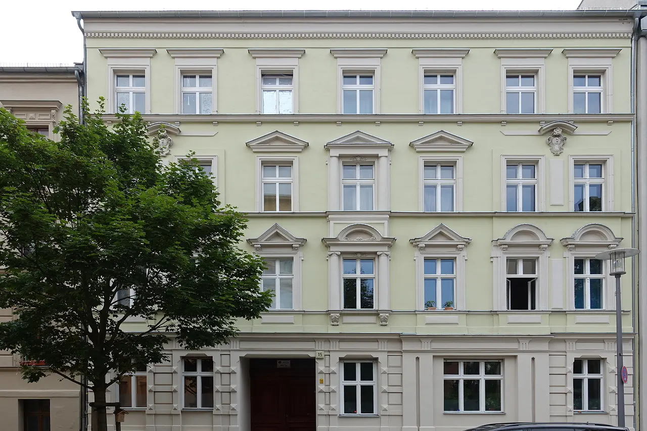 Fassade eines Altbau-Mietshauses mit Hauseingang
