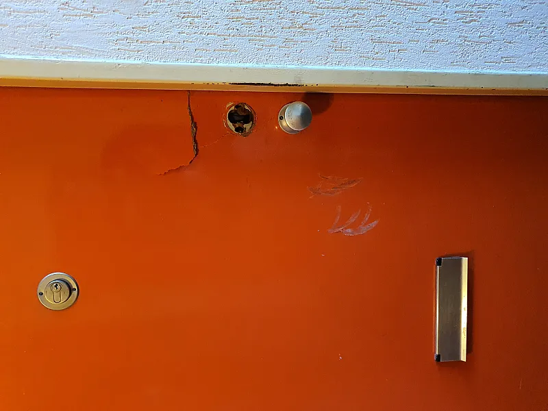 Symbolbild: beschädigte Wohnungstür im Bereich des Schlosses