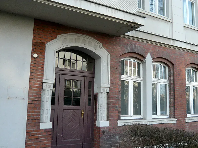 Holz-Haustür im Backsteinportal eines Altbaus, Beispiel für eine Türöffnung
