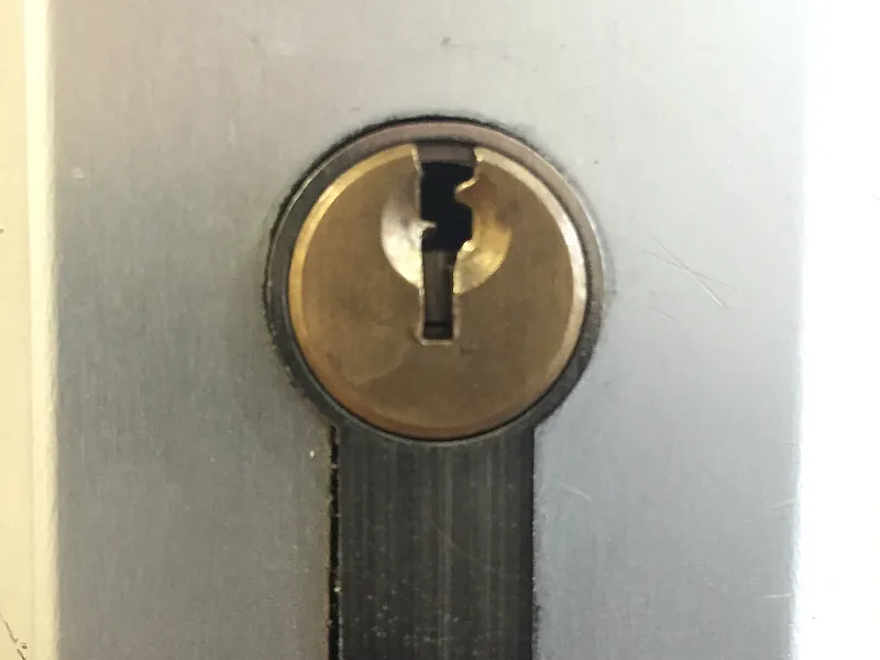 Profilzylinder im Türbeschlag, Detailaufnahme