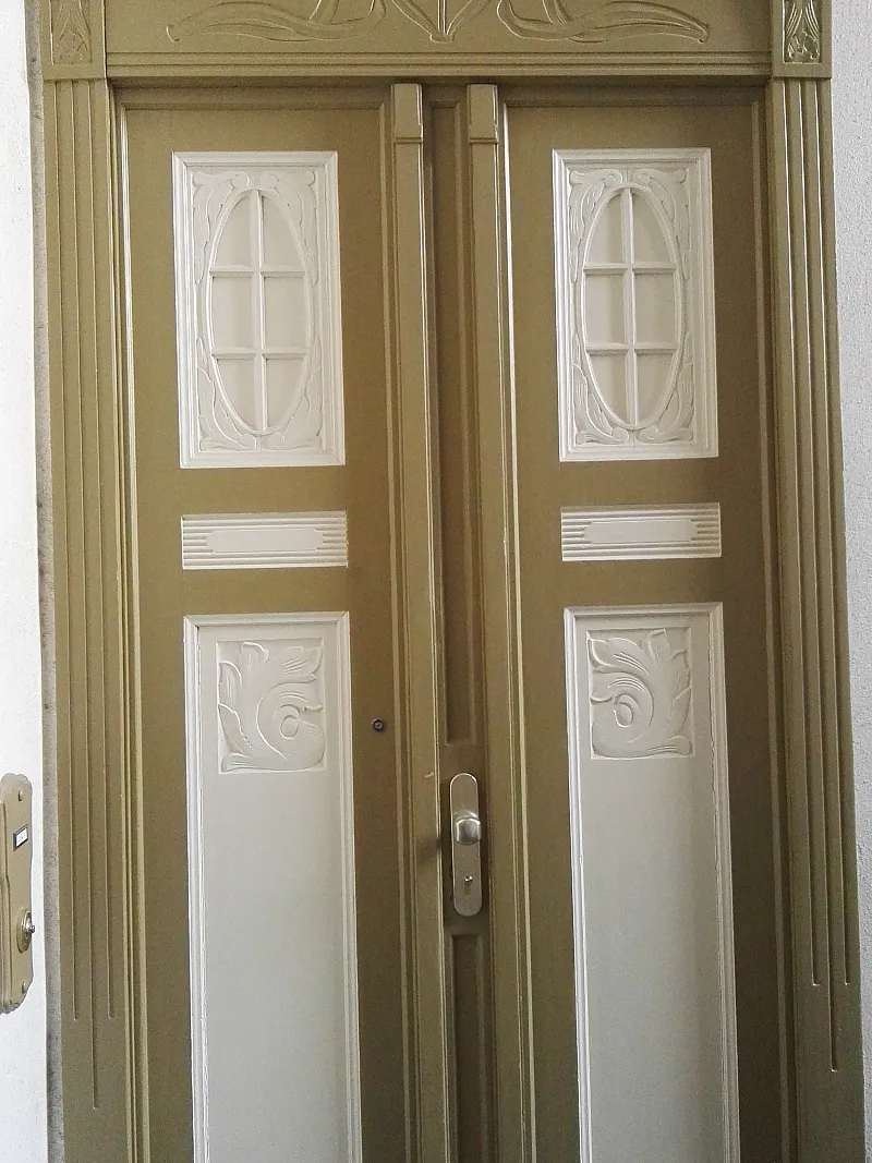 Zweiflügelige Wohnungstür in einem Altbau mit Türrahmen