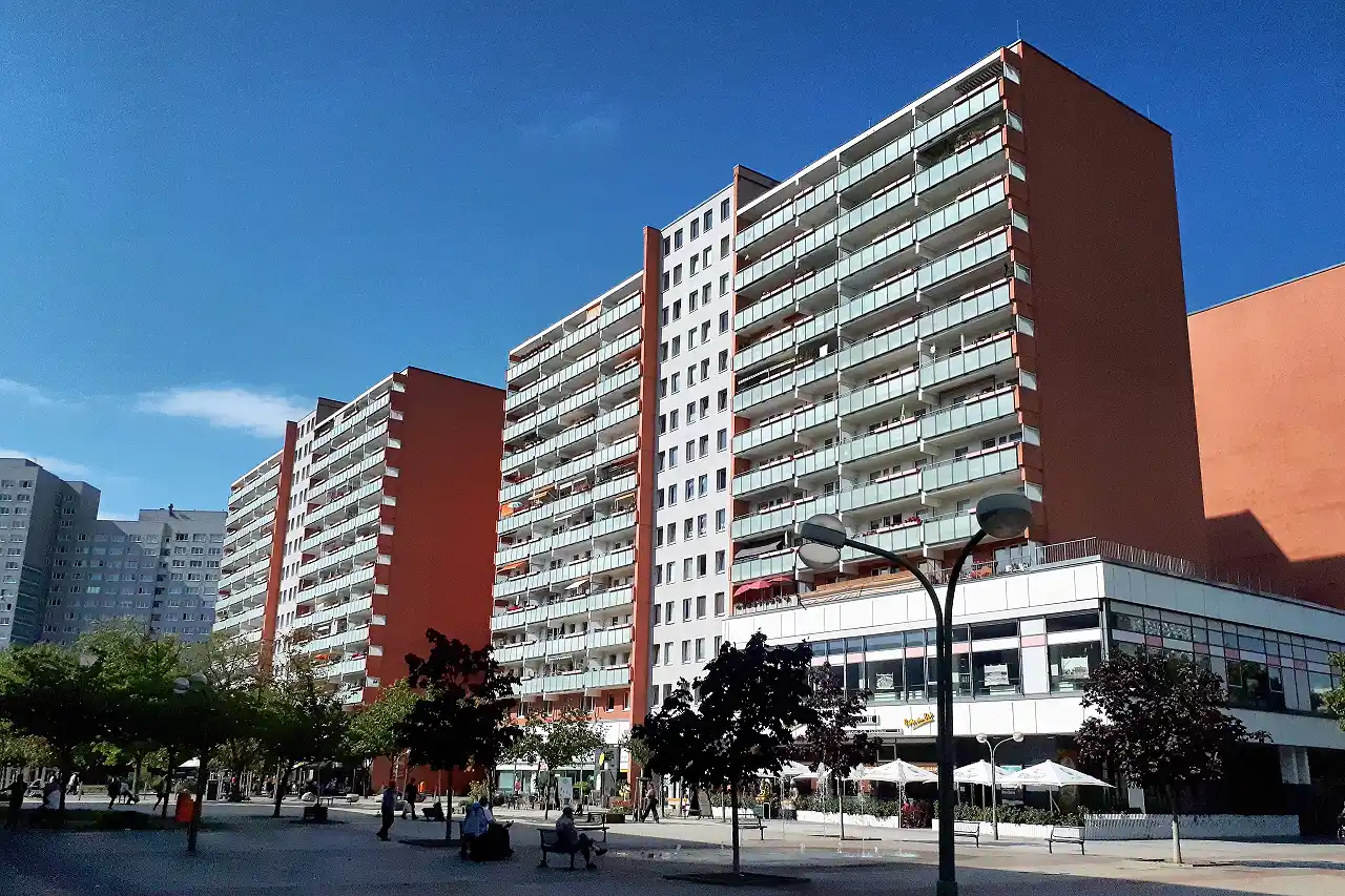 Plattenbau-Hochhäuser mit Vorplatz und Bäumen im Bezirk Lichtenberg