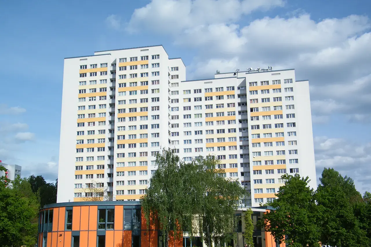 Hochhaus einer Wohnanlage unter blauem Himmel