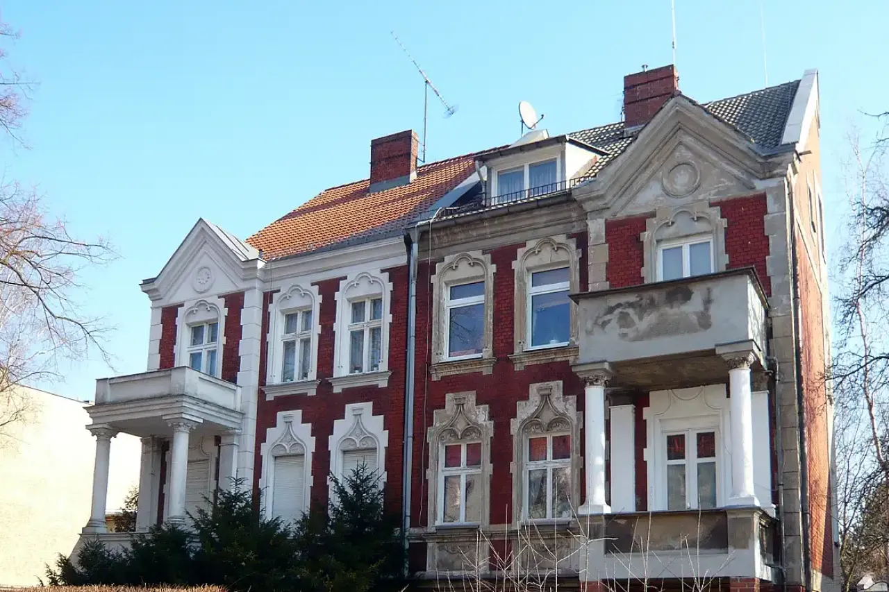 Villa mit Backsteinfassade und Balkonen in einer ruhigen Straße in Lichtenberg