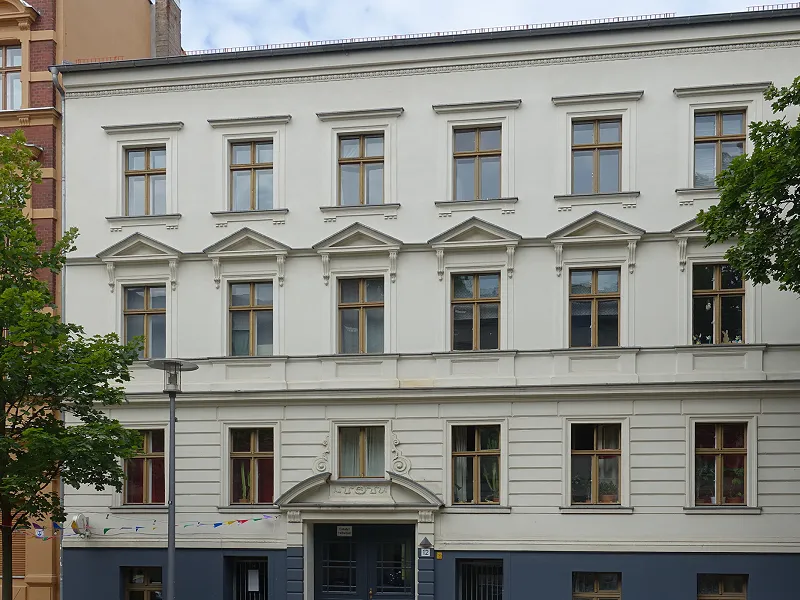 Gründerzeit-Altbau mit Putzfassade und Hauseingang