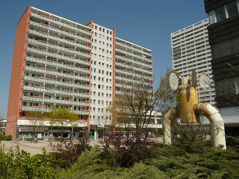 Plattenbau-Hochhäuser mit Vorplatz